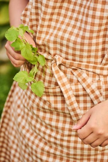 Apron Luca rustic brown w/small natural checks and pocket