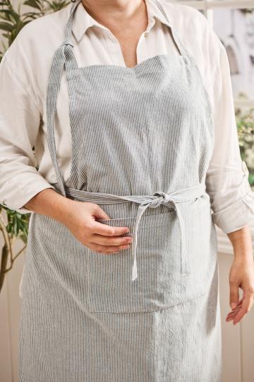 Apron Charlie w/thin dark blue stripes and pocket